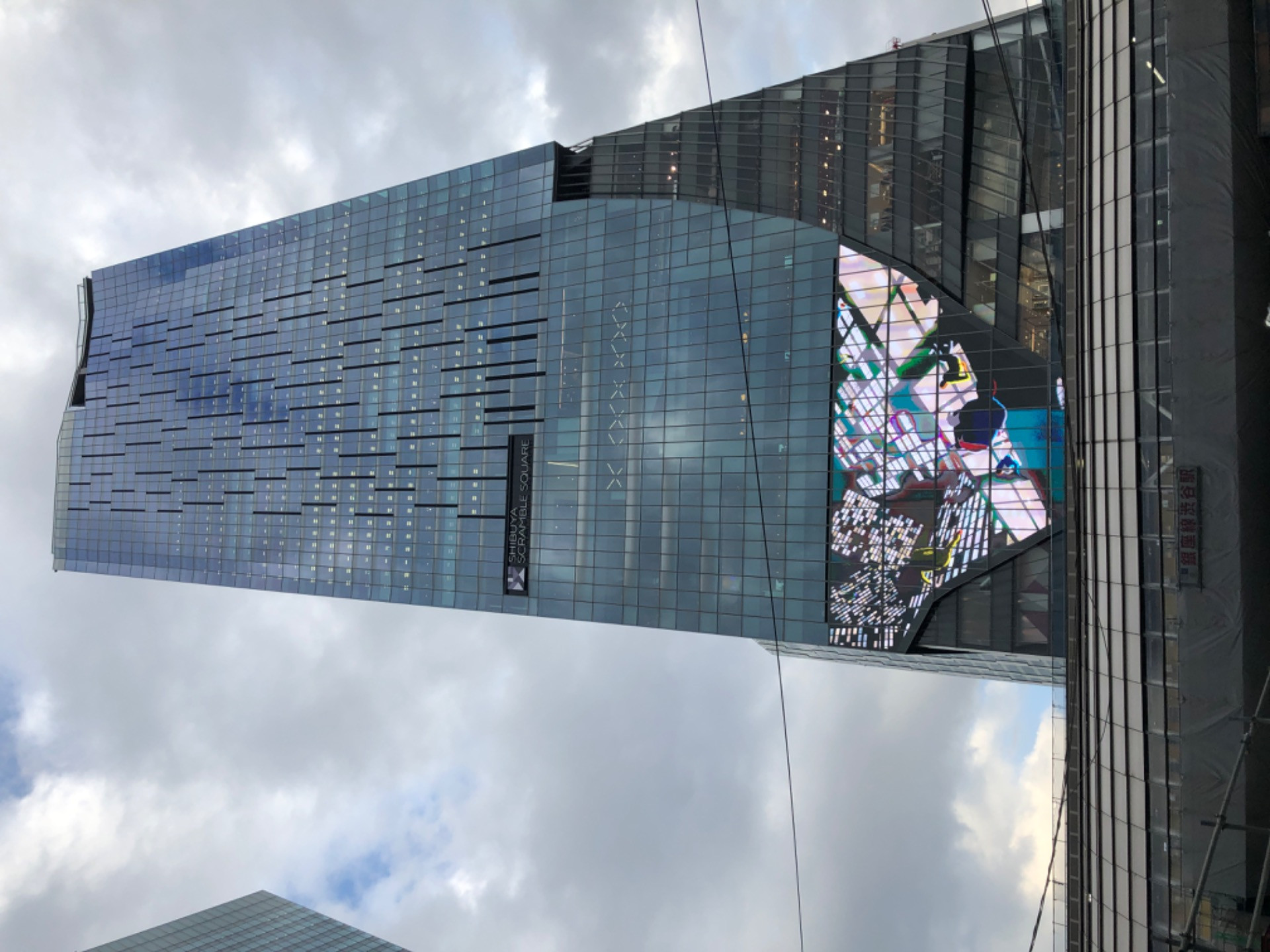 渋谷の駅前に堂々と建ってます。